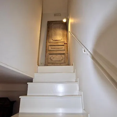 Апартаменты Casa Miele Historic Spacious House In Central Location Варенна
